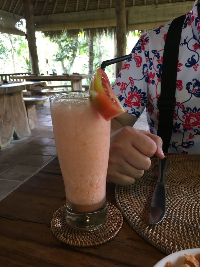 やっちゃんがトマトジュースを注文しました。おいおい、バリでトマトジュースかい？と、ツッコミそうになりました(実際突っ込んだけど)。<br />ところが、この薄いオレンジピンク色のトマトジュースが絶品でした。ドロドロ感の無いさらっとしたフルーツジュースなのです。日本にも有れば流行るはず。