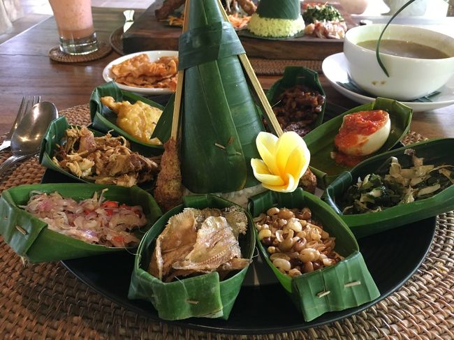 私はナシチャンプル。見ているだけで楽しいです。葉っぱの小皿は、細いトゲ？でとめて組み立ててあります。芸が細かい！