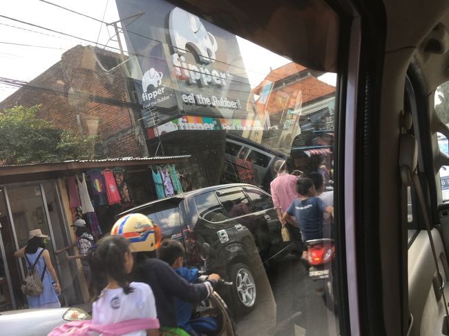 ウブドの薬局とビンタンスーパーに寄ってホテルに向かいます。それにしても、10年前に比べて車の渋滞が酷いです。ホテルから簡単にウブドの街中に出るのは無理かな？往復に時間もかかりそう。そして、後で分かったのですが、マンダパのシャトルバスは、帰りのホテル行きの便は廃止されたとの事。もうホテルでまったりとするしかなさそうです。 <br />ウブドの繁華街で、フィッパーを発見。ビーチサンダルなんか興味ないやっちゃんですが、彼はゾウ人間なのです。旅行前からフィッパーのホームページを眺めておりました。もちろん素通りです。ゾウなら何でもいいヒトなのです。他のゾウを見せれば忘れるでしょう。