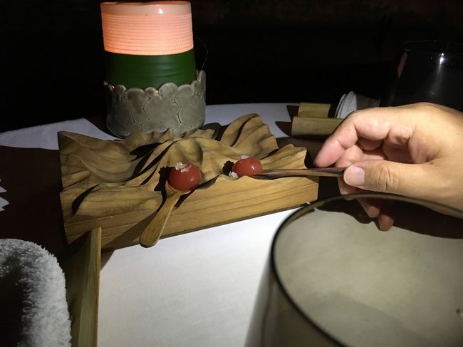 前菜その1  ミニトマトではありません。何かの液体でした。凡人にはそれ以上は分かりません。