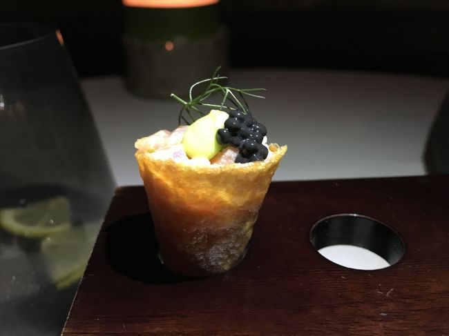 前菜その3 アイスクリームで使うコーンの中に何かとキャビア。歯触り良いです。