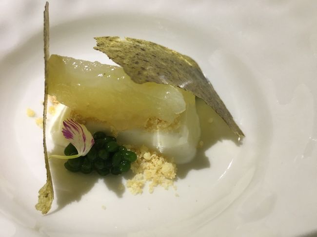 多分デザートだった。緑色のキャビアみたいな子は正体不明。手が込んでるなぁ。と言うか、一般人にはついてけません。驚きの連続です。