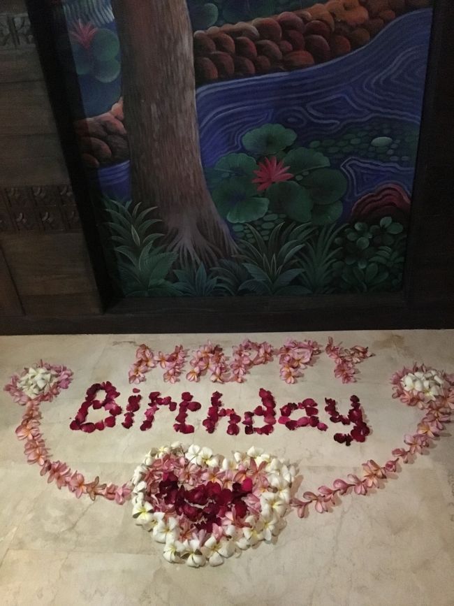 ヴィラに戻るとエントランスに誕生日の飾り付けがありました。やっちゃんは感激してました。旅行前にメールでやっちゃんが誕生日だと伝えてあったからでしょう。ホテルスタッフは最後までやっちゃん(誕生日の人)が男性だとは思ってなくて、私におめでとうと言ってました。