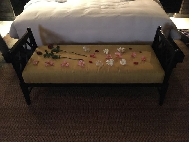 あら、ベッドの足もとにもお花のデコレーションがあります。シアワセ