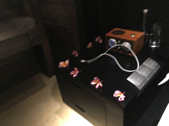 ベッドサイドテーブルにも。