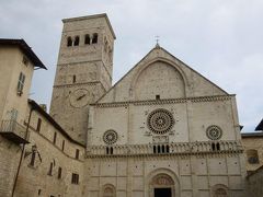 Cattedrale di S.Rufino サン・ルフィーノ大聖堂

町の守護聖人、聖ルフィーノに献堂
1029年着工、後に1140年再築。鐘楼は11世紀、聖堂の上部は13世紀後半のもの

ウンブリアン・ロマネスク様式

正面広場からの、これまた心洗われる美しいストローク
アッシジで一番楽しみにしていたロマネスクのファサードが目の前に