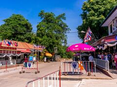 やっと国境に到着！！
バスは結構手前に止まるので、ここから歩いてカンボジア側のイミグレへ移動します。

カンボジアの出国手続きでかなり時間を食いました....炎天下の中で待機するのは辛すぎる。
出国手続きに４０分近くかかりましたよ。(；´Д｀)
手続きを済ませた後は、国境を越え今度はタイ側のイミグレに移動して入国手続きをします。