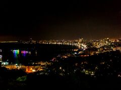 お腹がいっぱいになったので、腹ごなしに夜のツーリング。
まずはパタヤを一望出来る、ワット・カオ・プラ・バートに移動。
昼も良いですが、やはりここは夜に来るのが良いですなぁ～。