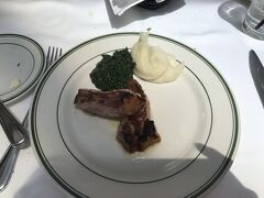 ウルフギャングステーキハウスで
ございます。


って、お肉を取り分けた後の寂しげなお皿^^;



ステーキ好きな旦那のために
日本からオープンテーブルで
予約しておきました。
