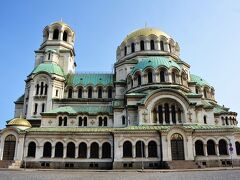 アレクサンドル・ネフスキー大聖堂 Cathedral Saint Alexandar Nevski　
５０００人もを収容できるブルガリア最大の寺院で、世界でも第二の規模を誇り、最も美しいと言われています。高さ４５メートルの金色ドームを中心に、周りを緑のドームがいくつも取り囲む、ネオ・ビザンティン様式の
壮麗な建物。小ぶりの金色ドームを持つ鐘楼に至っては、５０メートルを超える高さです。
