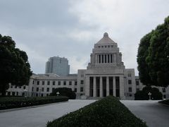 さて、昼食が意外と早く食べ終わってしまったので
そそくさと、初日のメインイベントに行くことに。

その、メインイベントとは
国会議事堂見学です。