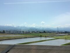 富山駅到着数分前、進行方向向かって左側に立山連峰の絶景が広がる。

東海道新幹線でビジネス客の少ない時間帯に富士山ビュースポット通過時にの「富士山放送」同様に、「立山連峰放送」がありました。
ちょっと雲がかかっていて残念。