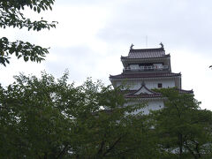 鶴ヶ城です。築城1384年から490年後に廃城となりました。天守は1965年に再建されたもので鉄筋コンクリート造り。

実は中学の修学旅行で来ているはずなのですが、覚えてるのが白虎隊の舞を見たこと。あとはまったく記憶にありません。そのころは歴史世界史に興味がほとんどなかった。年号??　覚えてどーすんの??って感じで。高校では授業中漫画見てたし。

歴史に興味を持つようになったのは旅行しはじめてから。