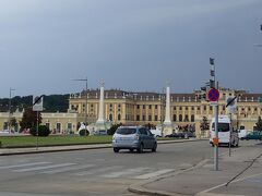 １１日はシェーンブルン宮殿から。
雨が降りそう。
ウィーンパスを買ってあるので、子供博物館で入場券をもらいます。
時間指定なんですね。
思ったほど窓口は混んでませんでした。