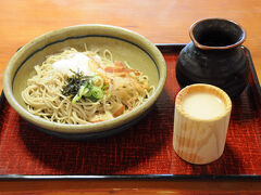 店内の食事処で、十割蕎麦と名物と言うどぶろくを注文する。鰹節の載った蕎麦も美味しかったが、どぶろくがとても気に入った。