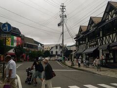 ちょっと手前の有料駐車場に車をとめて徒歩にて移動。