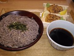 車に戻る途中で昼食にしました。焼きウニ蕎麦です。こんな山の上でウニ！？って、思いましたが、興味が出て！濃厚です。是非食べてみて下さい。
※ウニの板が二つ有りますが同行者の分ですので.....基本は一つです。