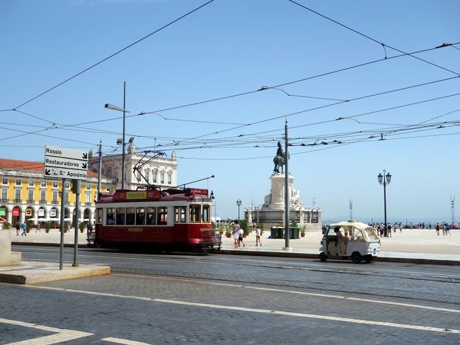 海沿いにあるコメルシオ広場。海と大きな建築物の両方の良い眺めが楽しめる。<br />