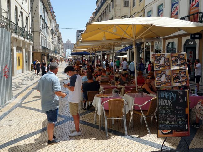 町中心部の歩行者天国アウグスタ通りは大勢の人でにぎわう。