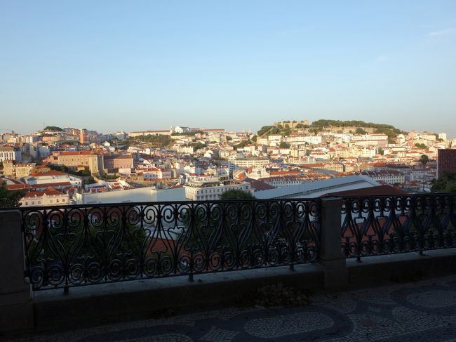 サン・ペドロ・デ・アルカンタラ展望台からの夕暮れ時の眺め。ガイドブックにはすごく夕暮れ時の風景がすごく美しいと書かれているが、正直自分は特に良いと感じなかった。ここへは最寄りの地下鉄駅近くから出ているケーブルカーで行ける。乗り放題券を持っていれば、無料で乗れる。