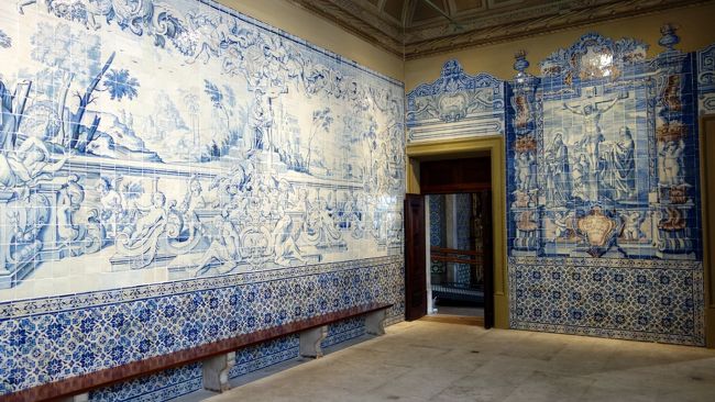 市中心部からやや離れた所にある国立アズレージョ美術館にも行った。アズレージョとは装飾タイルのことで、ボルトガル内には立派な絵が描かれたタイルが色々なところで見られる。この美術館では昔からの様々なタイルが多数飾られている。但し、立派なアズレージョは各所の観光施設で見ることができるので、特別タイルに興味があるわけではないのなら外しても良いと思う。<br />