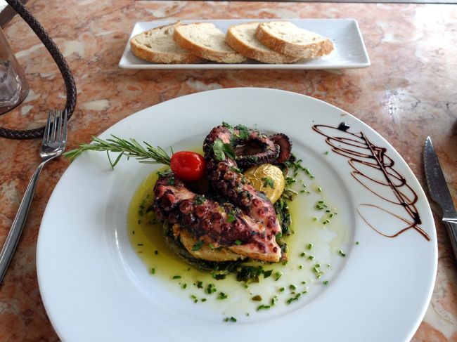 レストランでは郷土料理として勧められたタコ料理を食べる。太いタコの足は豪華な食べ応え。<br />