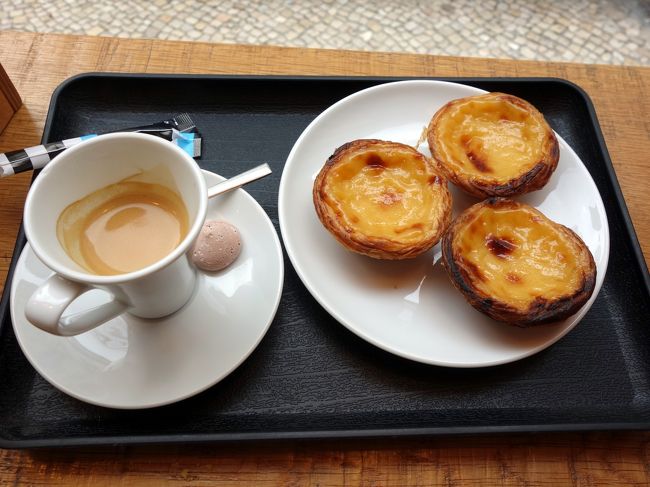 リスボンの他の店で食べたパステル・デ・ナタ。エスプレッソを飲みながら食したが、それでも甘すぎて３個は多かった。