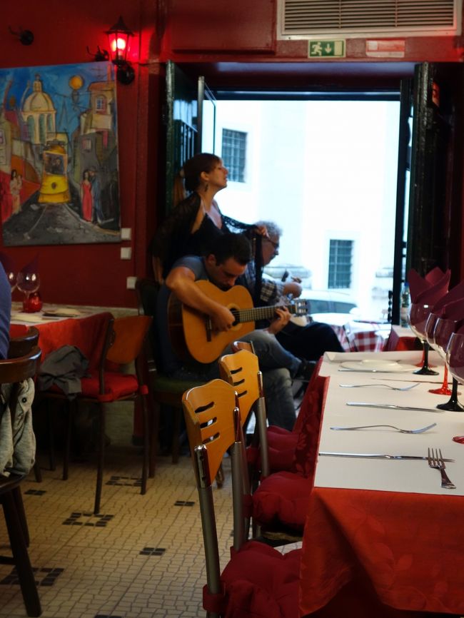 泊まったホステルにファドのツアーの案内が合ったので参加した。19時集合で所要3時間、ワイン一杯とつまみ付で18ユーロ。リスボン中心部からアルファマ地区に歩いていき、途中でファドの説明を聞きながらバーに入る。男女両方の歌い手のファドを聞いたが、女性の方が哀愁感があって良いと感じた。<br />