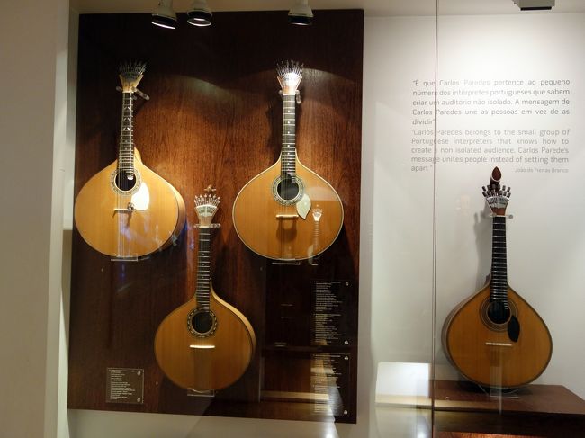 ファド博物館に飾られているギター。ファドは哀愁的な歌声とギターの音で奏でるポルトガルの民族歌謡である。この博物館では数種類のファド音楽の視聴を実際に行える。