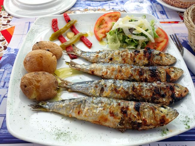 別のレストランで食べたイワシ料理。イワシはポルトガルの代表的な魚のようで、土産物屋にもイワシを模したものが数多く並んでいる。