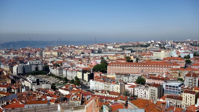 リスボンは坂の多い町。良い眺めを求めて数カ所の展望台へ歩き回ってみた。<br /><br />写真はセニョーラ・ド・モンテ展望台からの眺め。<br />