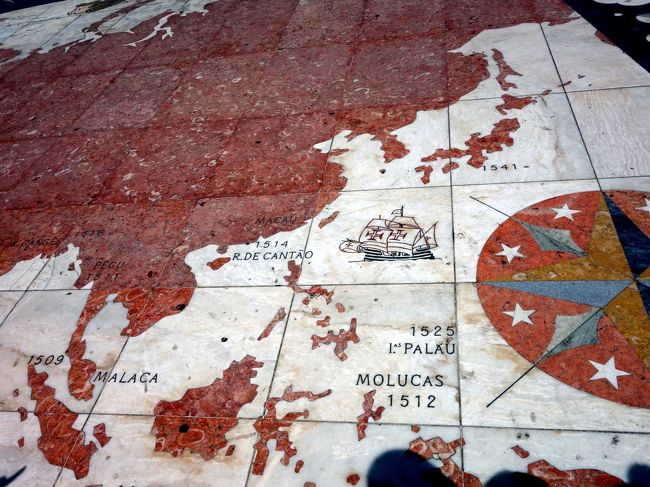 上記のモニュメント近くの床に書かれている絵。ポルトガル人が日本へ到達したのが１５４１年。他にもいろいろな所へ行っており、進出力が伺える。