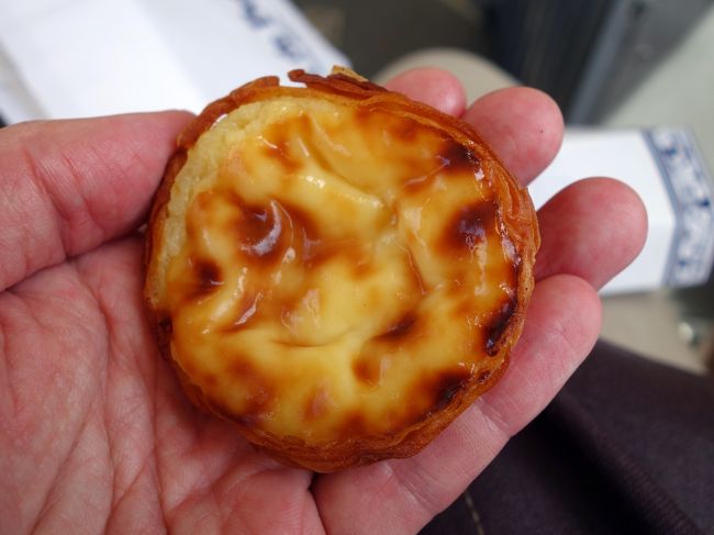 観光後は、ポルトガルで一番美味しいと言われるエッグタルト（地元の言葉ではパステル・デ・ナタ　Pastel de Nata）を有名店パステイス・デ・ベレンで食べる。店の外まで長い列ができていたが、持ち帰りの方は上手く人が流れていて、あまり待つことなく買えた。味は確かに甘すぎず美味しい。旅行中他の場所で良くエッグタルトを食べたが、大概は甘すぎて途中で飽きてしまうが、これはそんな事はなかった。<br />