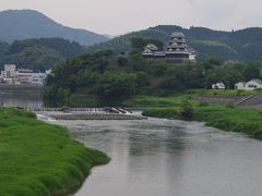 八幡浜から約20分で大洲へ。肱川に架かる鉄橋では最徐行し、景色を楽しむことができます。