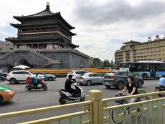 【鐘楼 / Bell Tower 】

西安のど真ん中、東大街、西大街、南大街、北大街のロータリーに位置するベルタワー。ドラムタワーと同様、二層の三重櫓。

ベルタワーから、宿泊したソフィテル レジェンド ピーブルズ グランド ホテル西安までは2キロ弱、徒歩20分程度でしょうか。この辺りではタクシーがつかまりにくいです。

西安旅行記(1) ソフィテル レジェンド西安 宿泊記は、下記のURLからどうぞ。
https://4travel.jp/travelogue/11274994