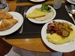 2017/7/16
クアラルンプールで泊まり、朝を迎えました。
朝食は、ホテル1階のレストランエリアで。洋食と中華中心のビュッフェスタイルでした。また、かつて日系ホテルの名残からか、味噌汁や白米(米はタイ米)もありました。