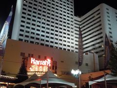 リノでのお泊りはカジノホテル、ハラーズ。
カジノで少し遊んだが、ウィークデーのせいか人もまばら。
ラスベガスと違って寂れ感が否めない。