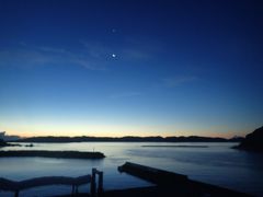 阿嘉島と言えば満点の星空。。。なのに、夜は一歩も外に出ず寝てしまったから、せめて朝焼けを！
5時半の日の入り目指して、阿嘉大橋へ。月がまだ残っている