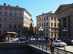 王立公園の北側のハムン通りからまた南に向かってヘルゲアンズホルメン島を通ってガムラ・スタンに戻りました。