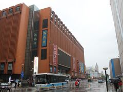 雨の王府井はガラガラ…かと思いましたが、建物内は人でいっぱいでした。