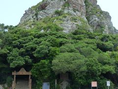 いよいよ城山に登ります。伊江島のシンボル、そしてもちろん祖霊信仰の「御嶽（ウタキ）」でもあります。