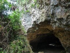 海岸の洞窟。ここも戦時中、防空壕として利用されました。そして、もともと、拝み（ウガン）の場所でもあります。
