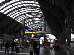 フランクフルト中央駅に到着ー！！
ガラス貼りでかなり明るく感じます！
