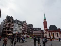 有名なレーマー広場に到着♪
なんてかわいい広場なんでしょう♪
初のドイツらしい景色にテンションが上がります！！

