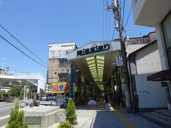 尾道駅から、尾道本通り商店街を通ってロープウェイ乗り場へ。