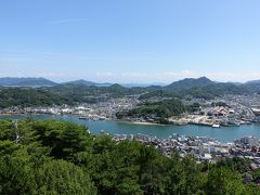 千光寺の展望台に到着。展望台からの尾道水道の眺め。遠くには瀬戸内海の島々も。