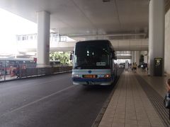 お昼の便で羽田を出て、３時過ぎに那覇空港着。空港からは、高速バスで名護に向かいます。