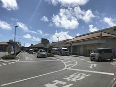 離島ターミナルに無事到着！
でもパーキングが空いていなくて、事前に調べておいた近くのパーキングへ。
そちらには無事入れました。
（先程の旅の相棒の写真はそのパーキングで撮ったもの）
パーキングから5分ちょっとで離島ターミナル。
そこからいざ、竹富島へ！！

竹富島編は別の旅行記にまとめました。
こちら↓
http://4travel.jp/travelogue/11276576