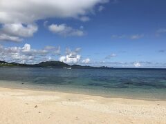 ここが米原海岸！
もしくは米原ビーチ。
iPhoneではこれしか撮っていない…
透明度が高く、スノーケリング、ものすごく楽しめました。
潮の流れが早い場所があるので、その点要注意。
入り口にマップがあるので、それを見てから入るべし！

米原海岸でのスノーケリングの様子は別の旅行記にまとめます。
↓
https://4travel.jp/travelogue/11277862

ちなみにシャワー（コイン式）やトイレもあります。