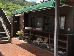 「嘉とそば」です。
オープンエアな座席と室内の座席がありました。